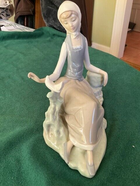lladro figurine 4660 Shepardess Girl with Dove