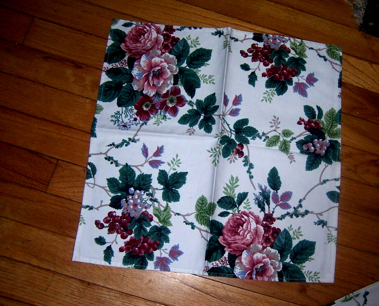 vintage lot of 4 floral cotton napkins  17''by 17'' very vibrant and crisp color