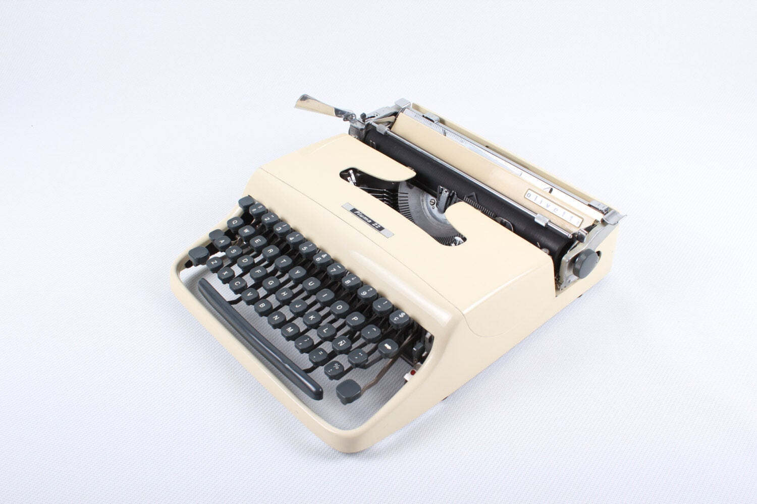 SALE - Olivetti Lettera Pluma 22 Original Rare Cream Colour Typewriter,