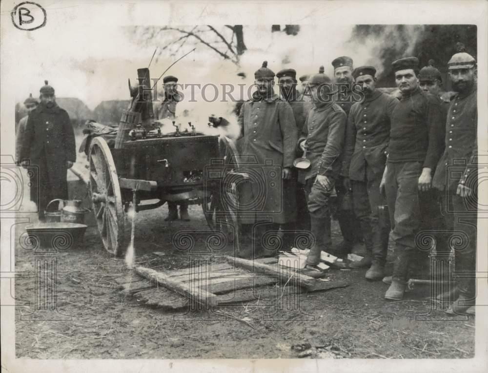 1939 Press Photo WWI German troops gather around a soup kitchen near Lodz, Germ.