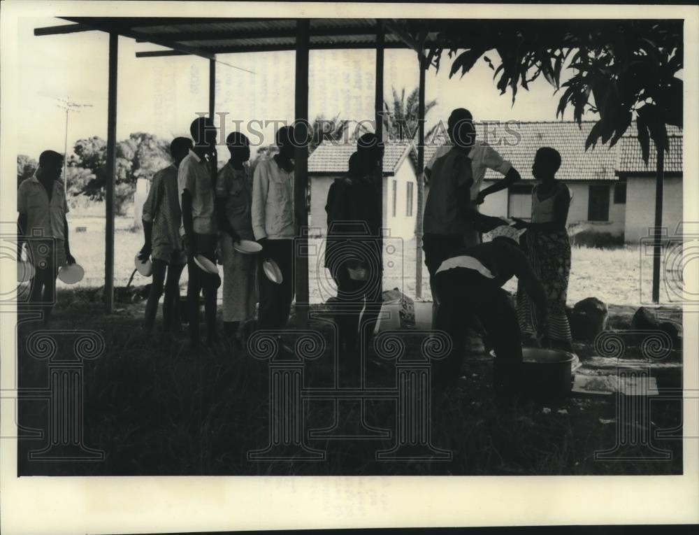 1965 Press Photo Arriving refugees served a hot meal of rice and beans, Tanzania