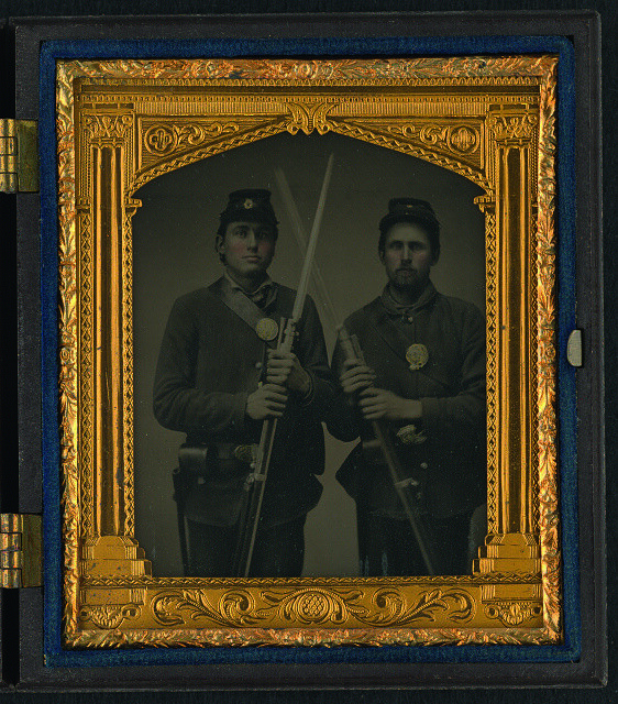Photo:Two unidentified soldiers in Union uniforms with bayoneted muskets