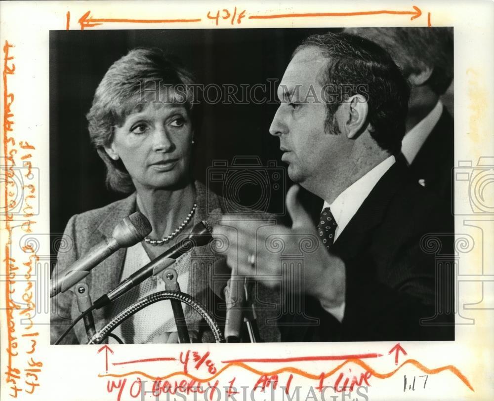 1983 Press Photo Lori Taylor listens to Aaron Broussard at press conference