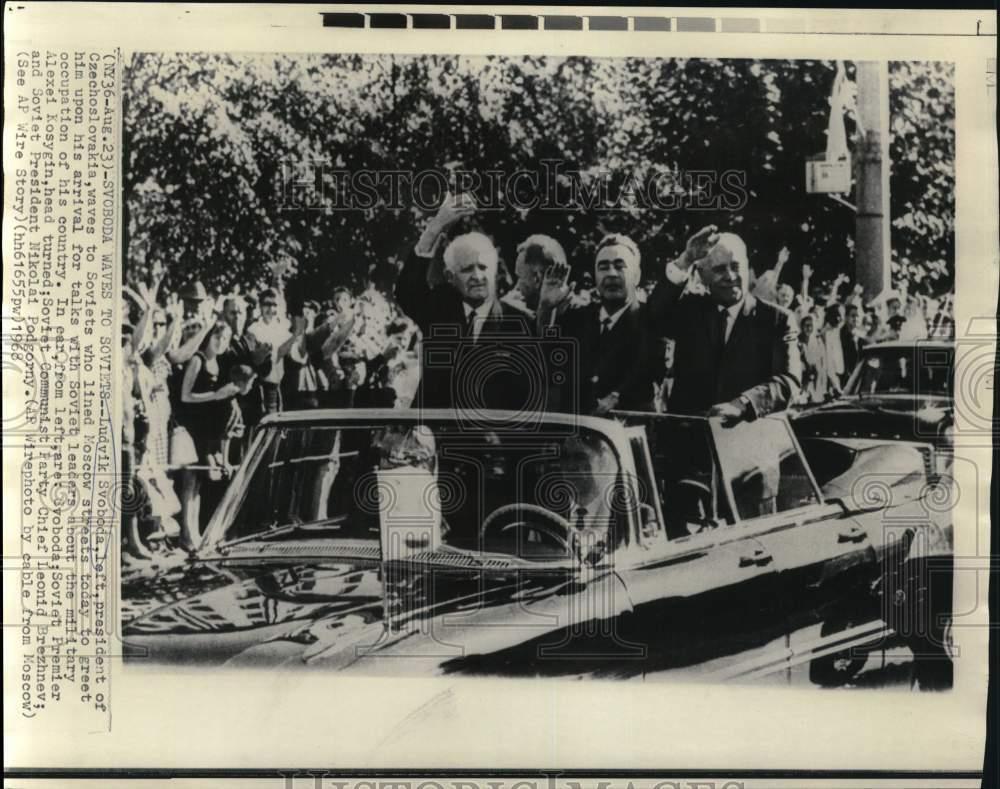 1968 Press Photo Ludvik Svoboda and other leaders wave to Moscow parade watchers