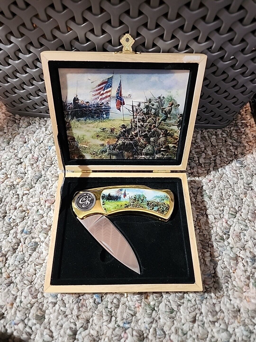 collectors series civil war commerative knife,  north / south battle scene