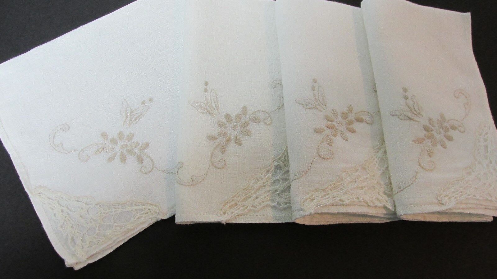 4 Vintage Ivory Linen Napkins w Embroidered Lace Corner 15\
