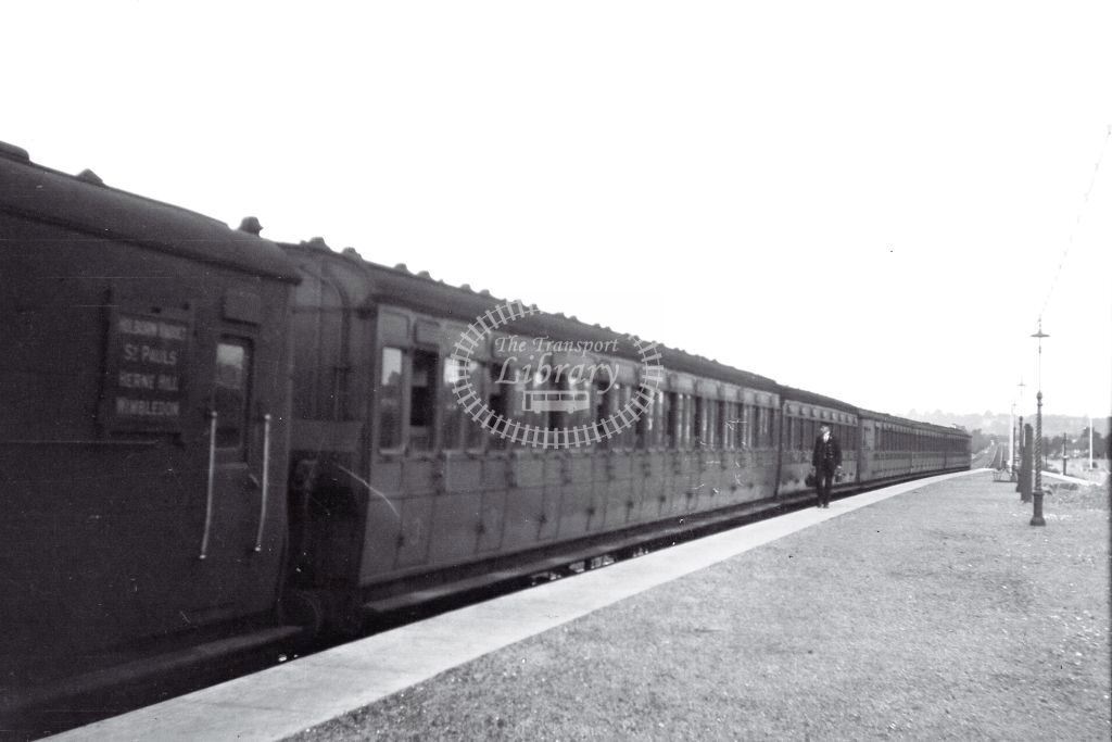 PHOTO BR British Railways Station Scene - MERTON SOUTH 1929 2