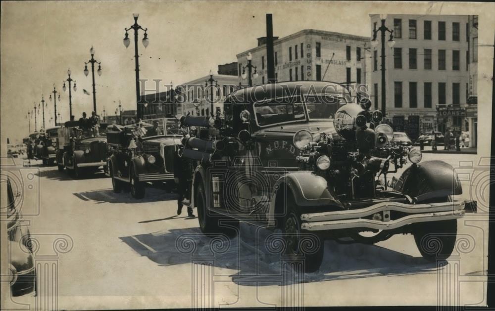 1950 Press Photo Fire engines in National Fire Prevention Week Parade on Canal