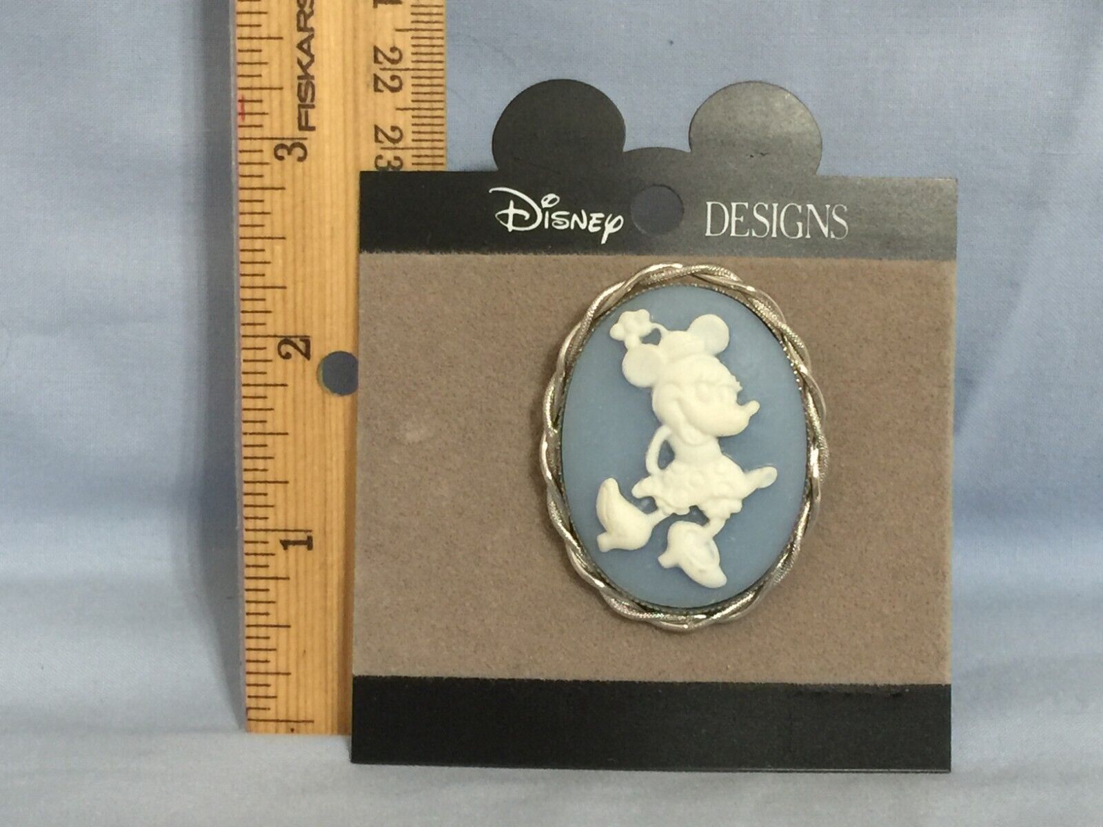 DISNEY DESIGNS MINNIE PIN / BROOCH by The Walt Disney Company     (W10)