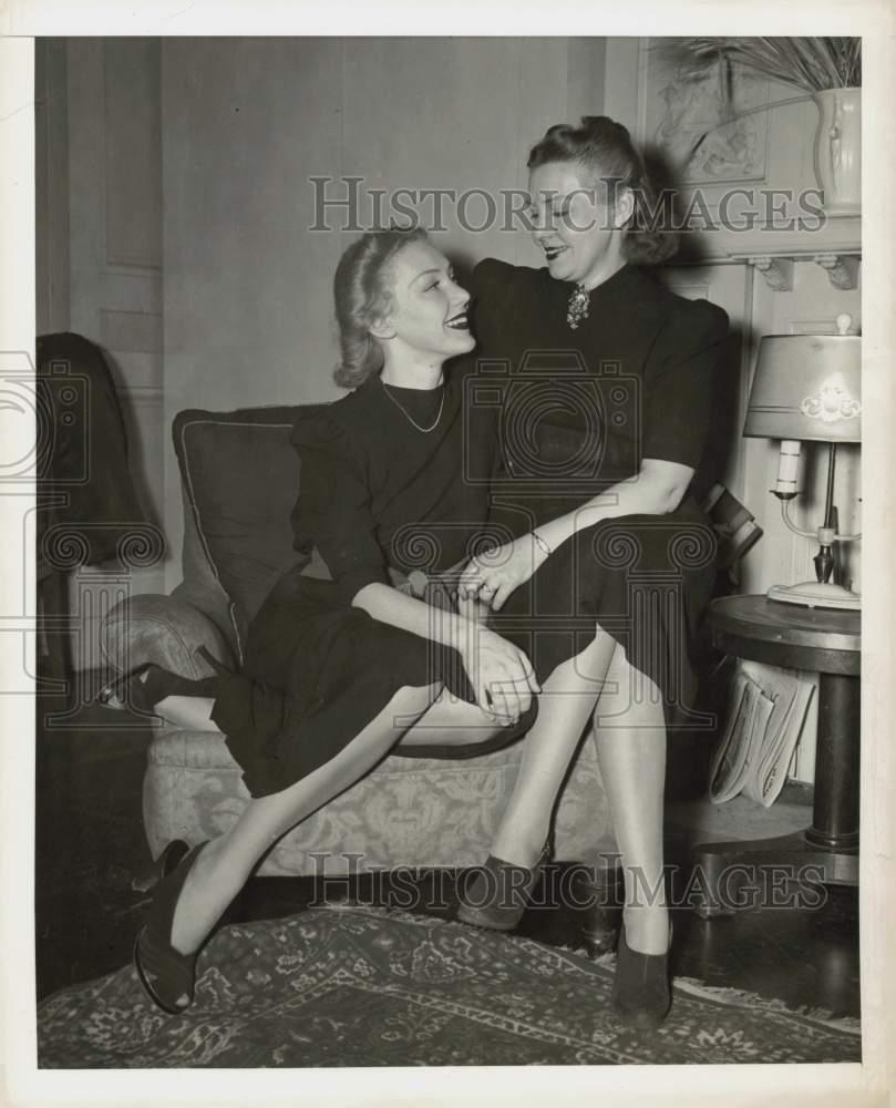1939 Press Photo Actress-Singer Marcy Westcott & Her Mother - kfa03855