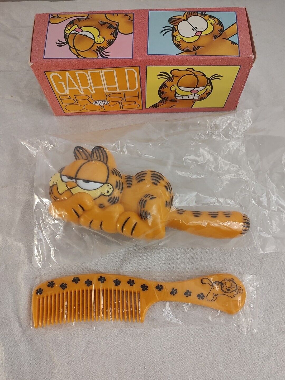 NIB Vintage 1978 United Feature Syndicate Avon Garfield Brush & Comb Set