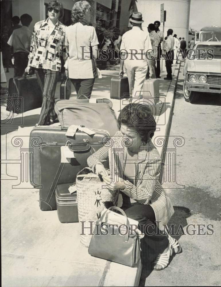 1973 Press Photo Mrs. Helen Reckis waits for her husband after moving baggage