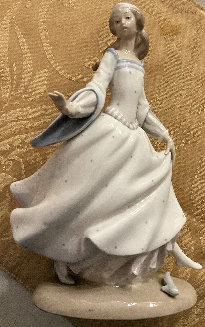 Vintage Lladro Cinderella Lost Slipper Figurine #4828