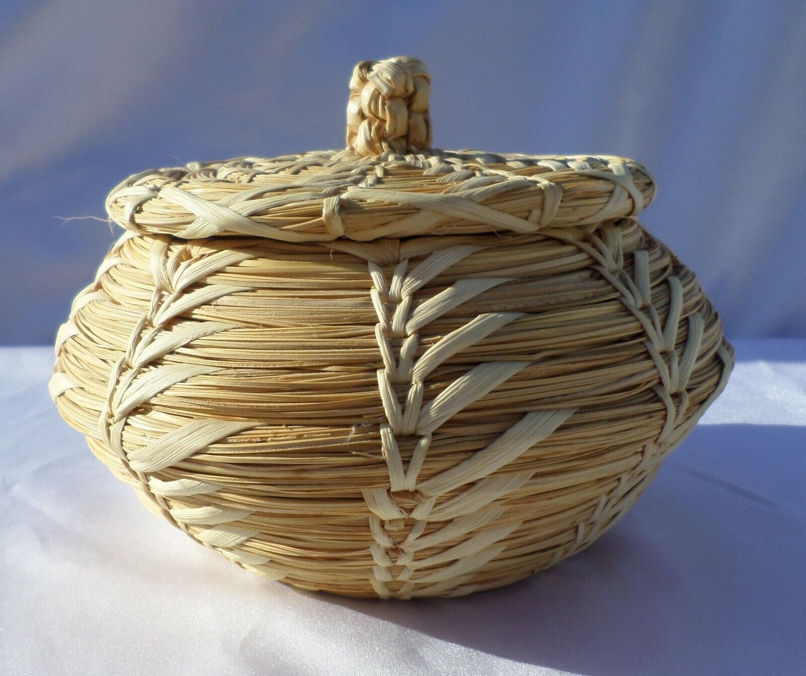 Vtg Native American Papago Indian Hand Woven Lidded Basket 5.5 diameter