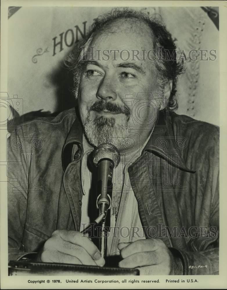 1976 Press Photo Director Robert Altman in closeup portrait at microphone