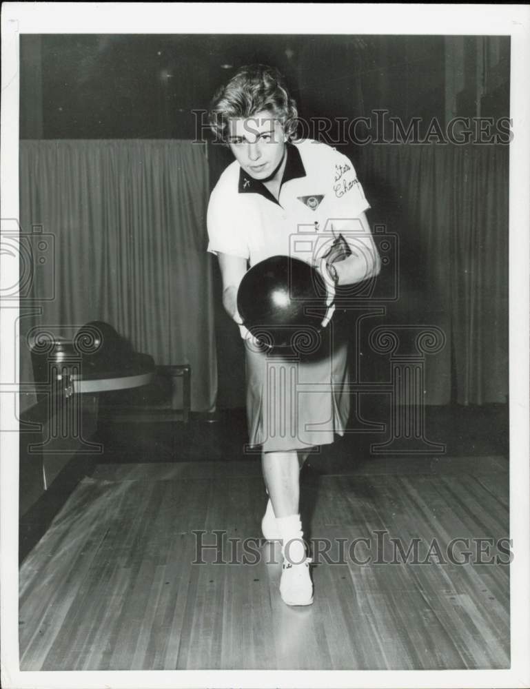 1962 Press Photo Bowler Harriet Ebbets demonstrates how to throw ball