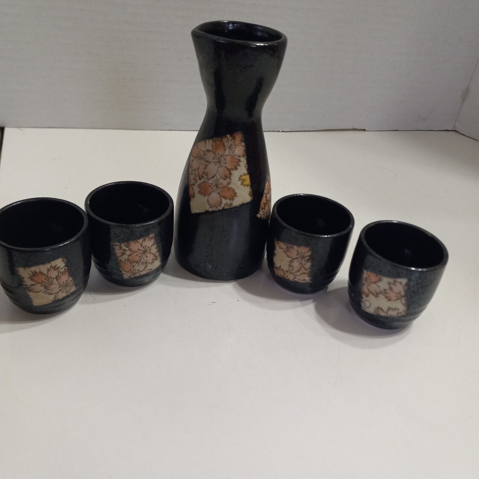 MCI Japanese Modern Ceramic Sake Set/ Carafe And 4 Cups