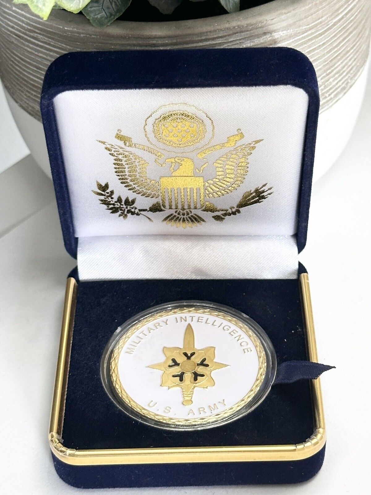 US Army MILITARY INTELLIGENCE Challenge Coin With  Beautiful Velvet Case