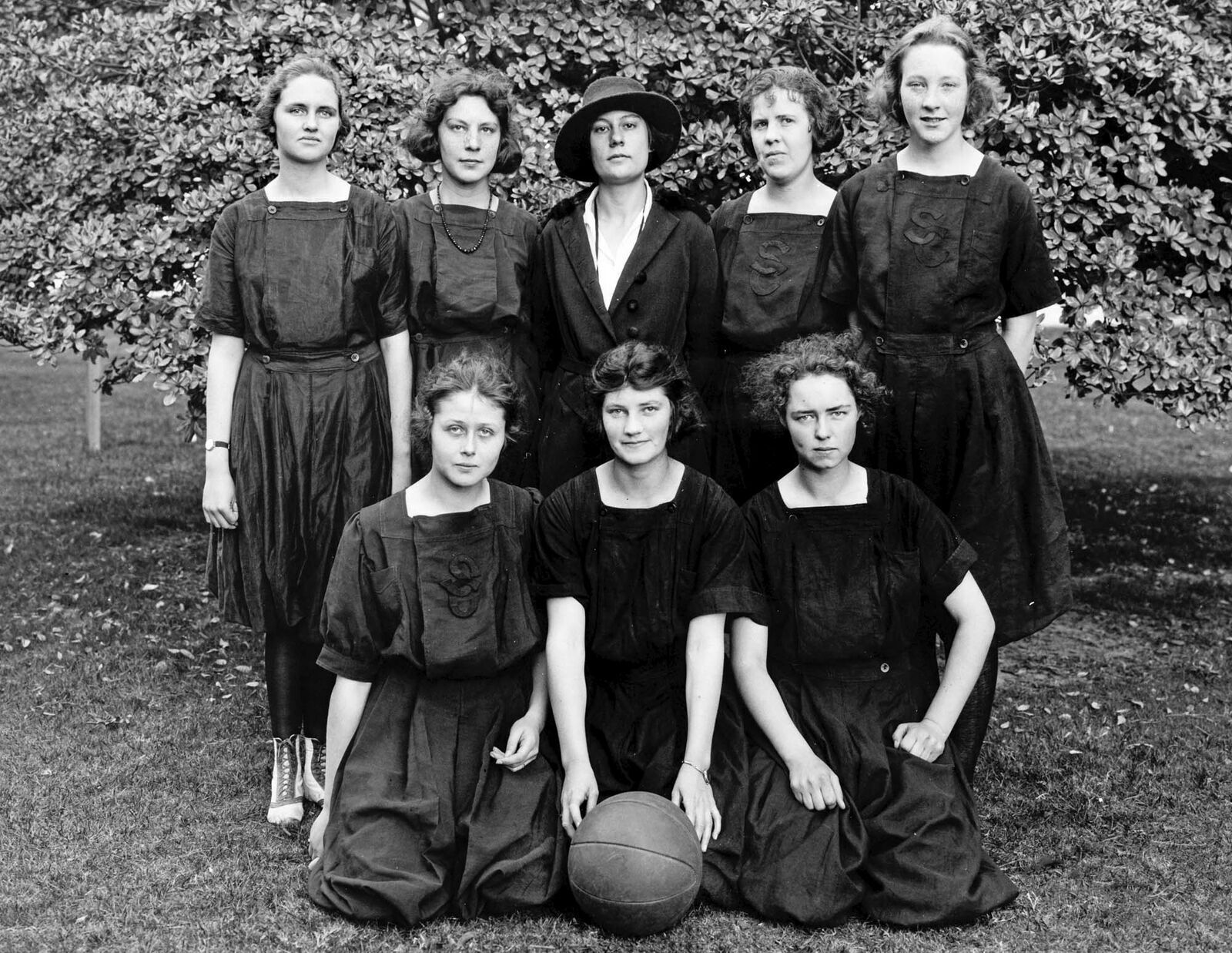 1920 USC Women\'s Basketball Team Vintage Old Photo 8.5\