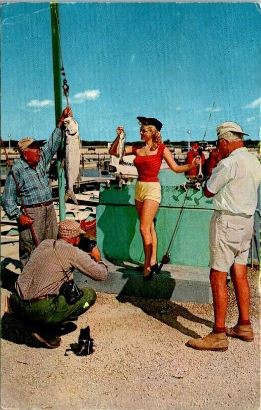 Postcard Man & Woman Comparing Catches at Marina Flamingo Florida FL 1965   Y809