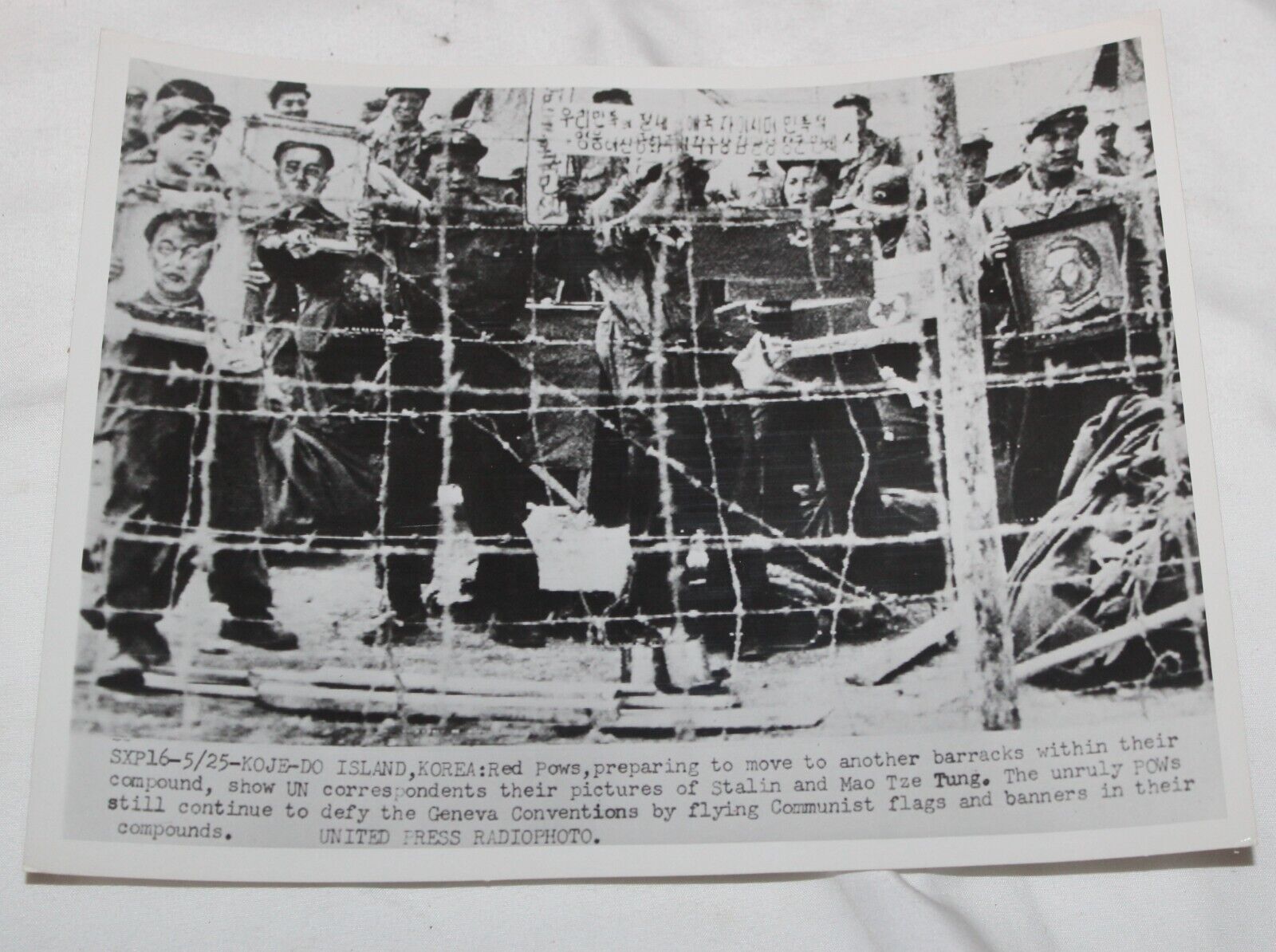 1952 Press Photo Korea, Koje-Do Red Prisoners Showing Stalin & Mao TzeTung Photo
