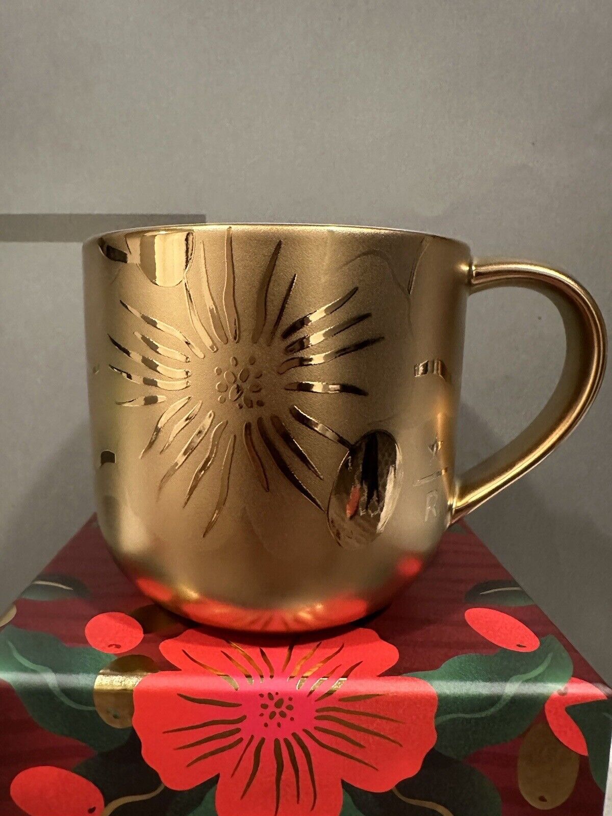 STARBUCKS - SEATTLE RESERVE ROASTERY EXCLUSIVE Holiday 2023 Gold MUG - NEW 12oz