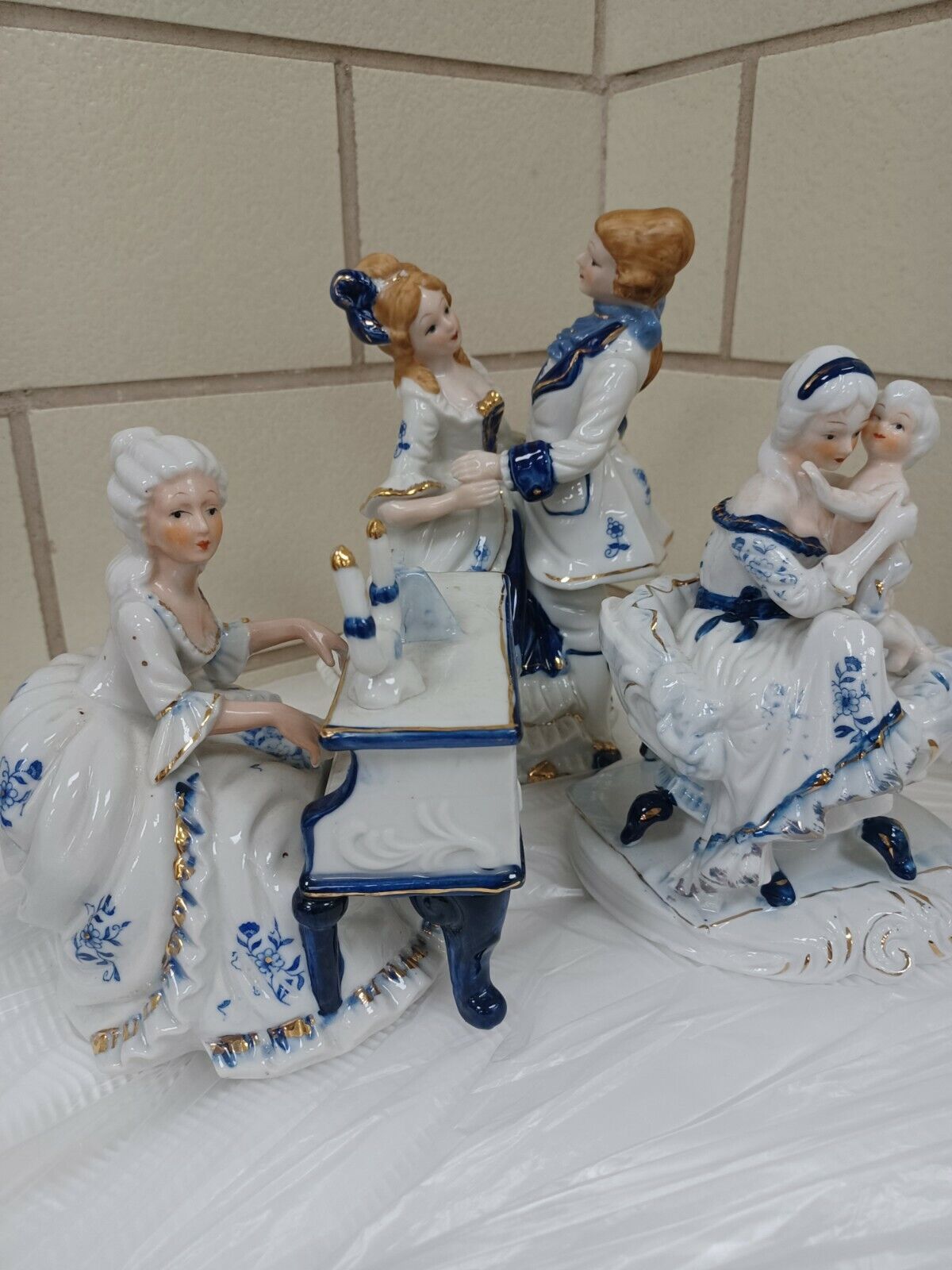 Antique Victorian Set Of beautiful Porcelain excellent  condition.