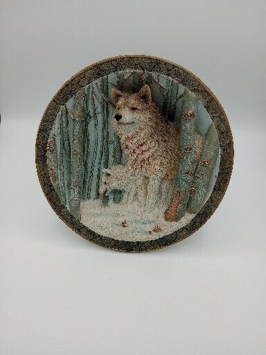 Vtg Suanti Collector\'s Wolf Plate 3D Raised Decorative Decor 8.25 Inches 