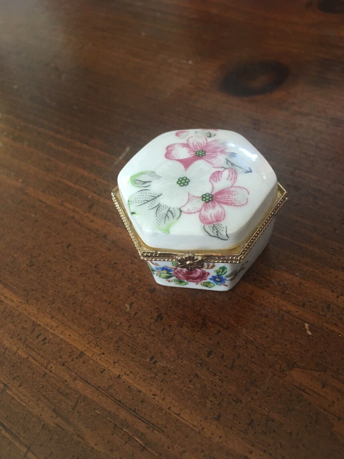 GORGEOUS Vintage Gold Tone Floral Pill Box - SIX SIDED