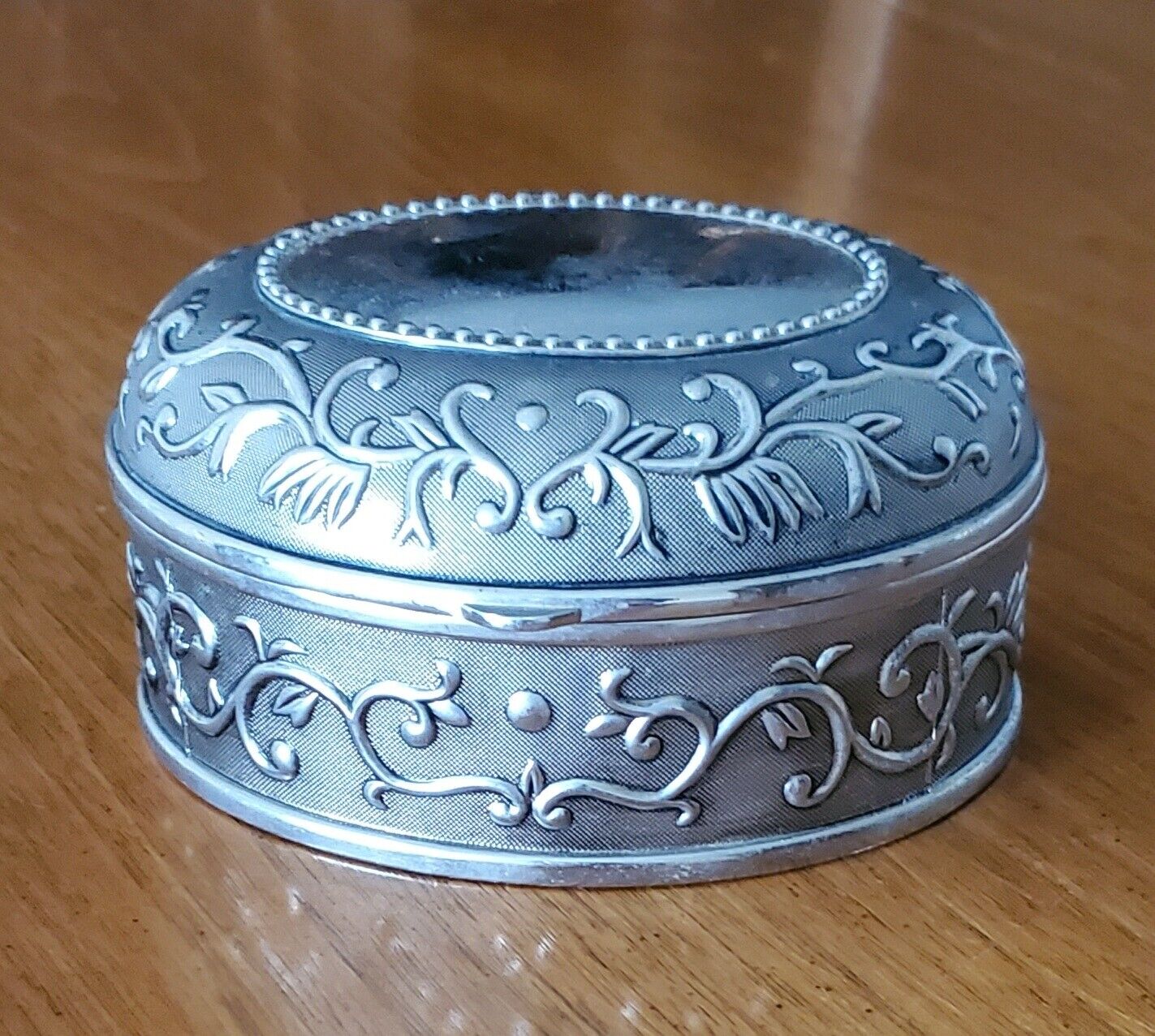 VINTAGE 1980\'s Silver Plated Oval Vine Flower Lidded Jewelry Box 