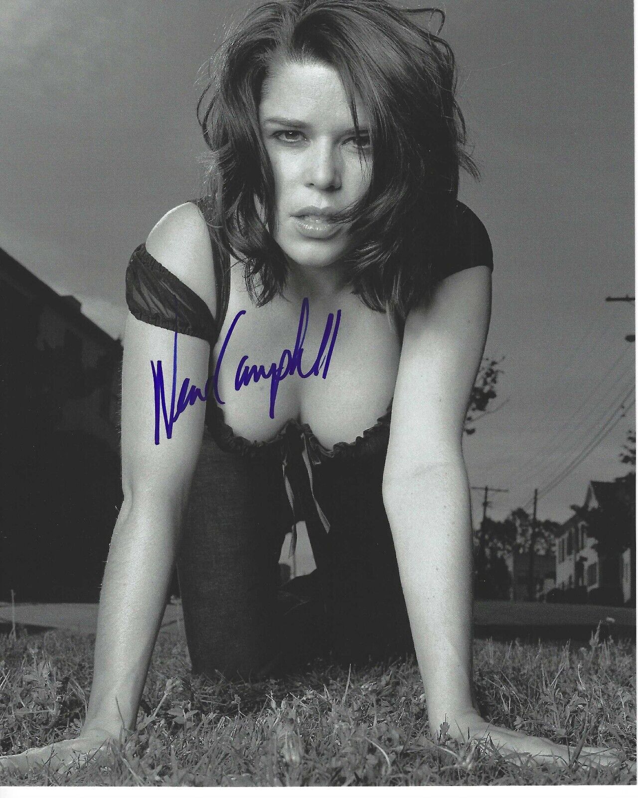 HOT SEXY NEVE CAMPBELL SIGNED 8x10 PHOTO AUTHENTIC AUTOGRAPH COA
