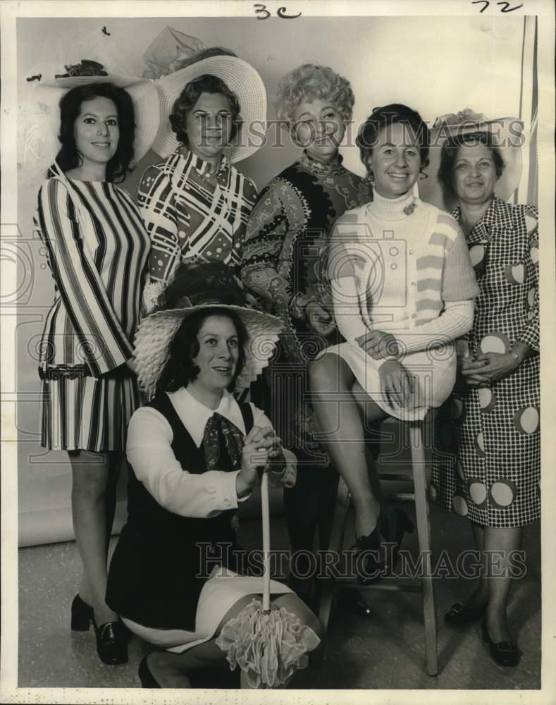 1972 Press Photo Members of Temple Sinai Sisterhood in satirical play