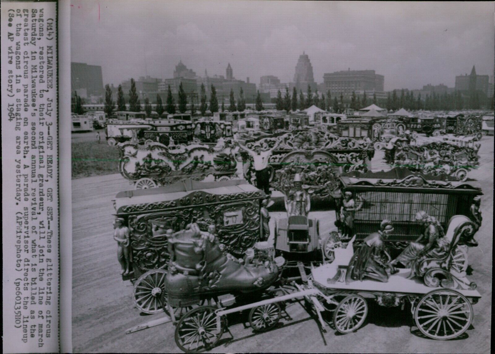 LG851 1964 Wire Photo GET READY GET SET Glittering Circus Wagons Milwaukee Show