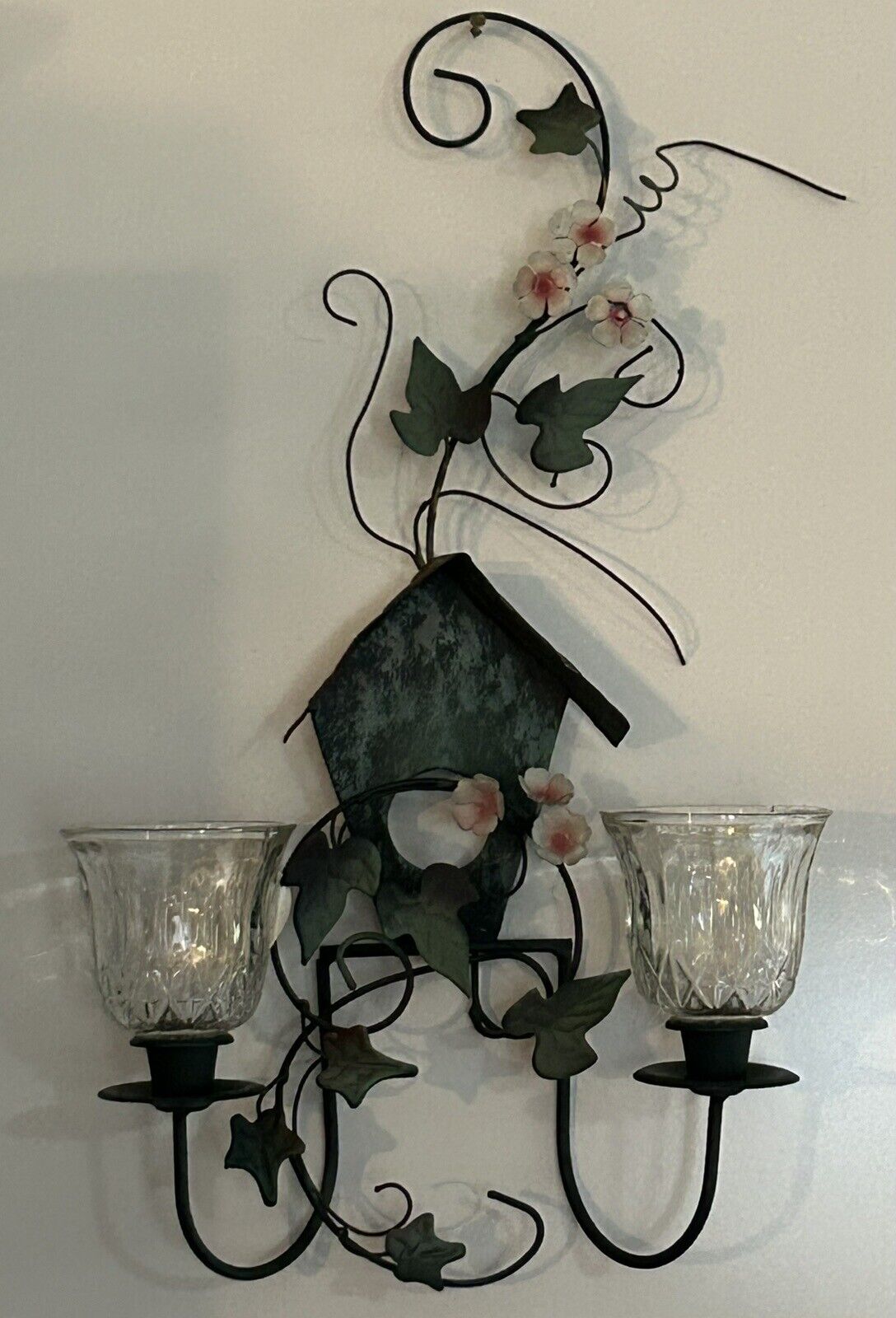 VTG HOMCO BIRDHOUSE WALL MOUNT SCONCE METAL FLORAL GREEN W/GLASS VOTIVE CUPS