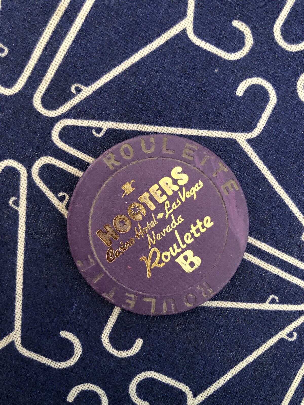 CASINO CHIP HOOTERS LAS VEGAS NV 2006 ROULETTE B TABLE GAMES PURPLE Collectable