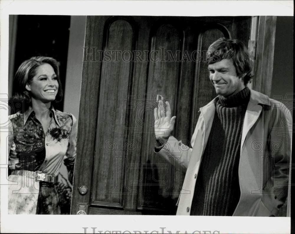 Press Photo Peter Haskell & Mary Tyler Moore on \