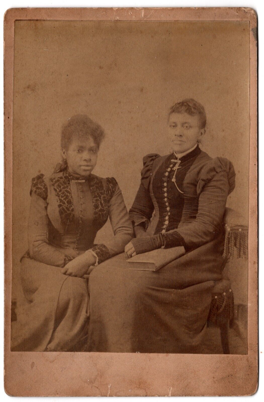 CIRCA 1870s CABINET CARD GORGEOUS AFRICAN AMERICAN LADY\'S IN FANCY DRESSES