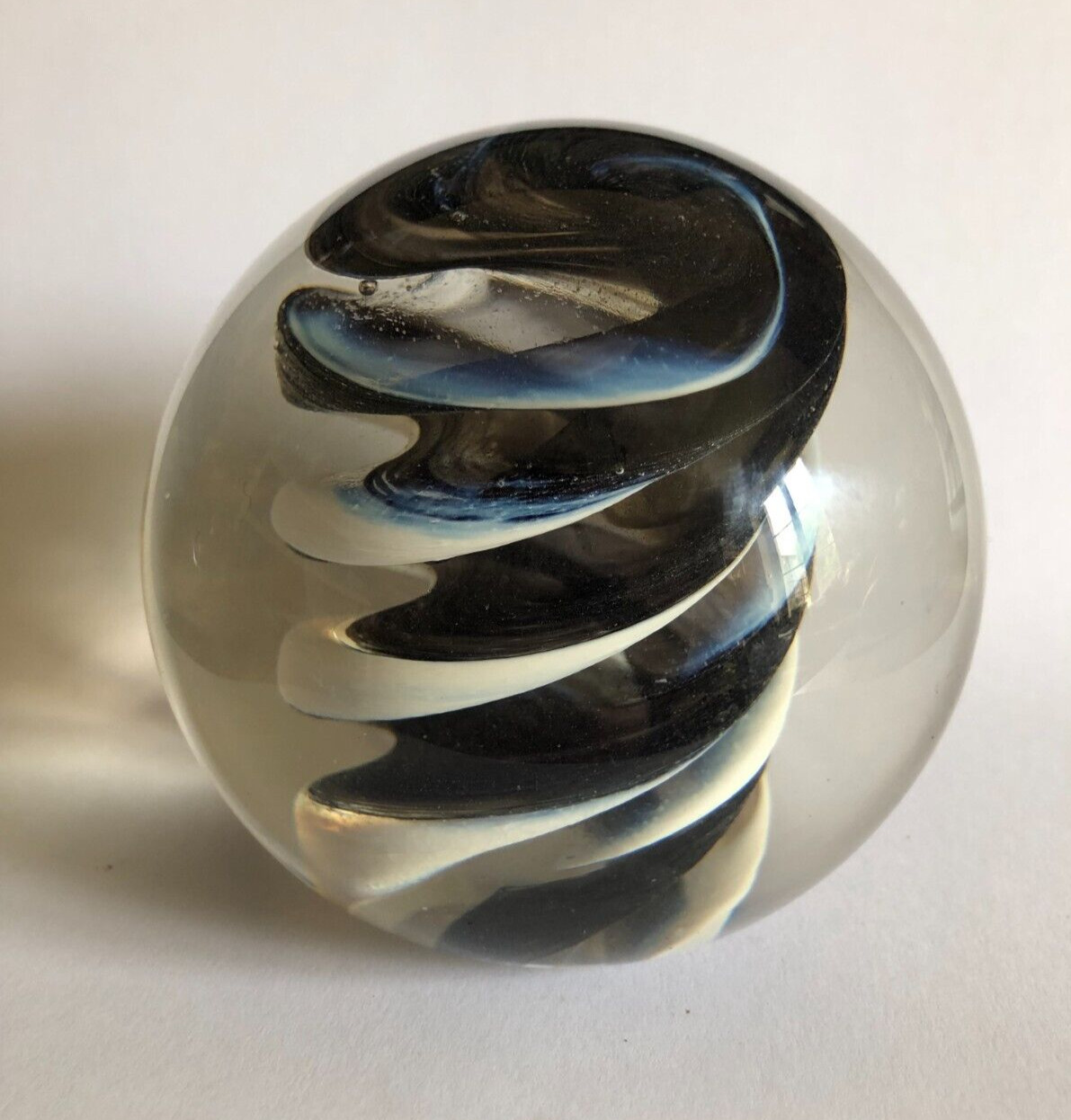Beautiful Caithness RAZZAMATAZZ Scotland K18559 Art Glass Paperweight