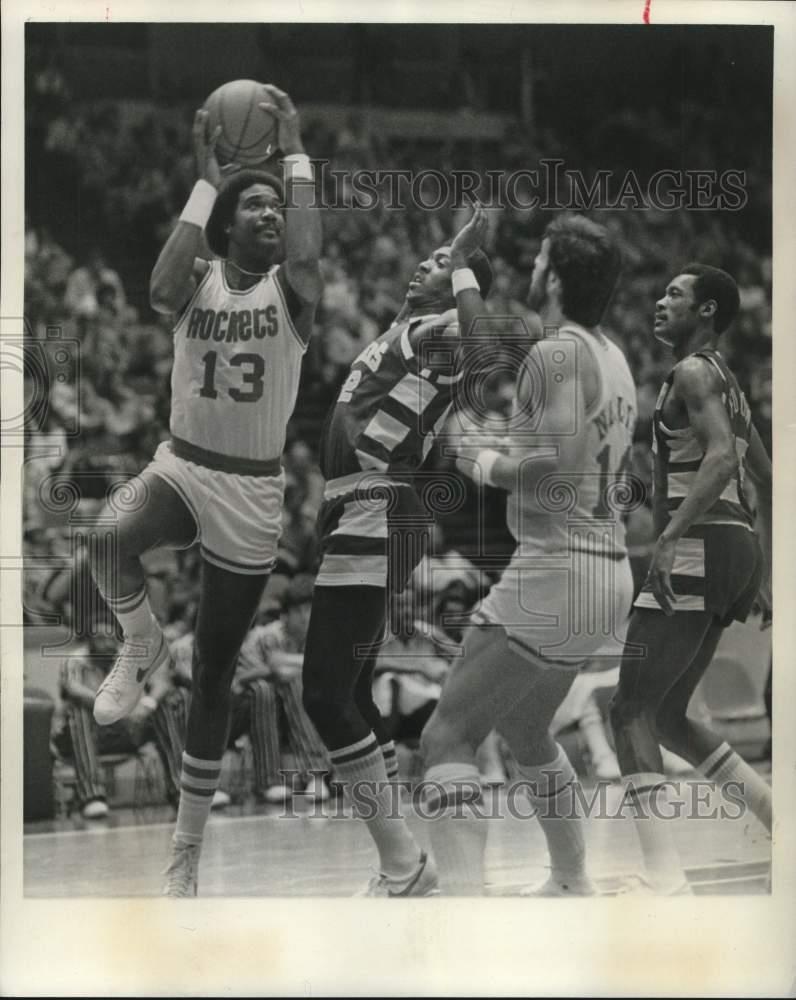 1979 Press Photo Rockets Basketball Player Dwight Jones and Opponents at Game