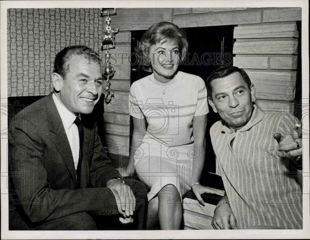 1959 Press Photo Jack Webb, Wife Jackie Loughery with Charles Collingwood in CA