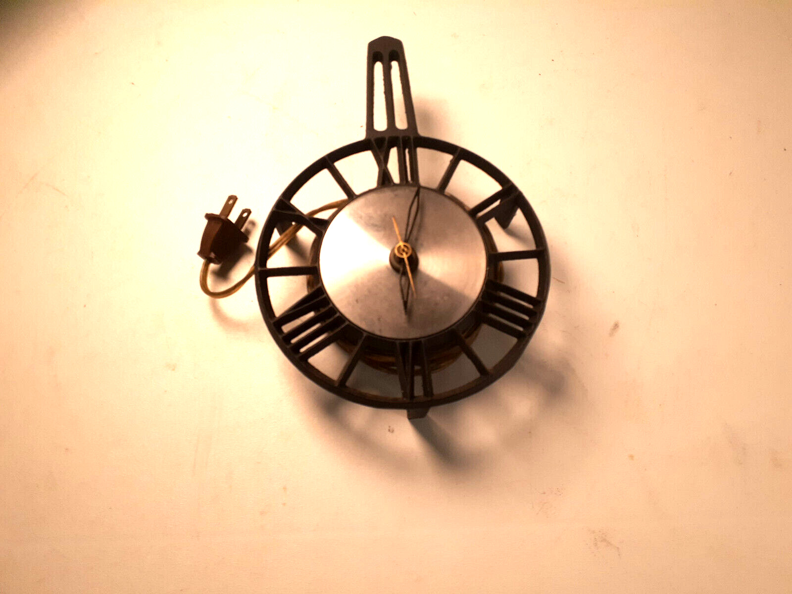 Vintage Lindavap Cast iron Skillet Wall clock, Rare, Ann Arbor, Running
