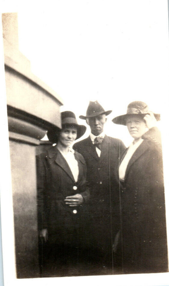 Vintage Photo 1930s-40s, Dressed Southern Man 2 Women, Black White 4.5 x 2.25