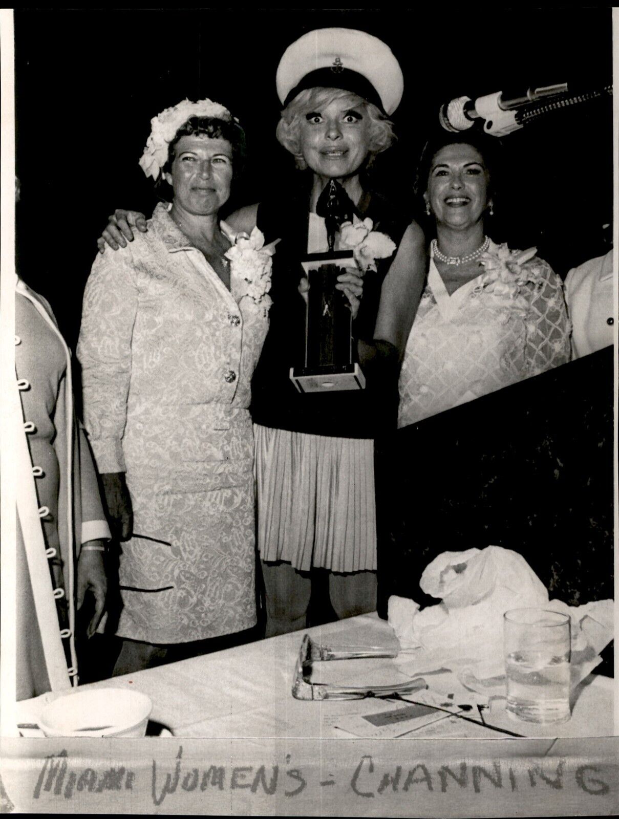 LG27 1969 Marlin Levison Wire Photo CAROL CHANNING TROPHY MIAMI WOMEN\'S AWARD