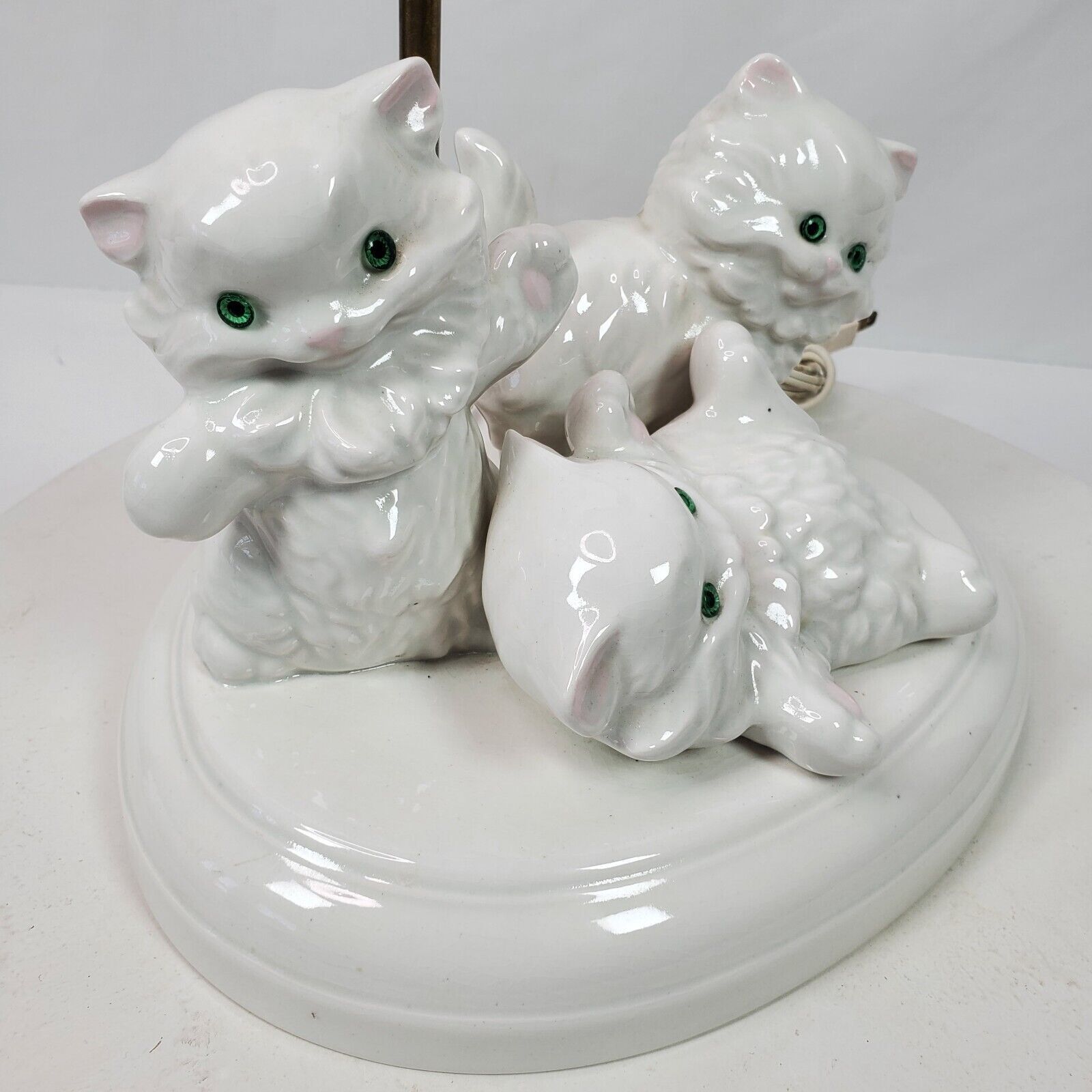 Vintage White Persian Cat Table Lamp 3 Kittens w/ Green Eyes Holland Mold
