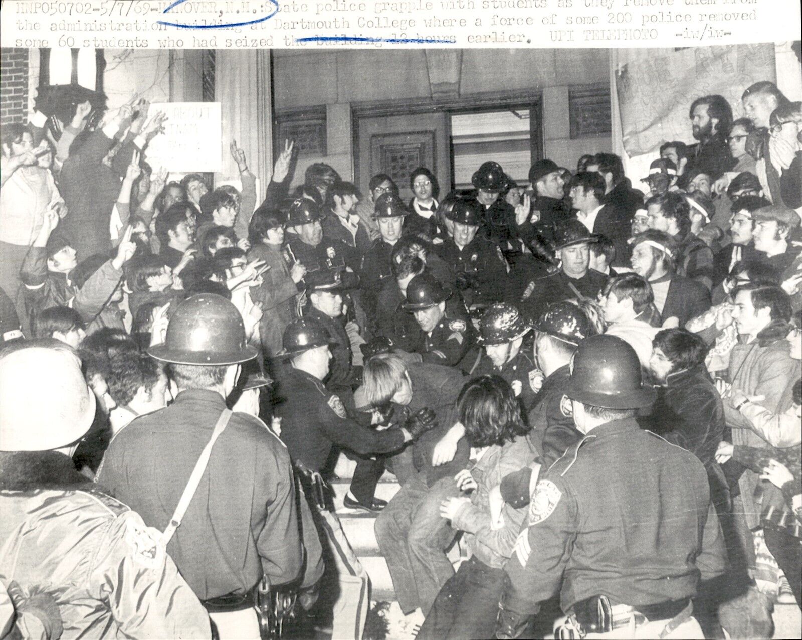 LG76 1969 Wire Photo DARTMOUTH COLLEGE STUDENTS CLASH WITH COPS @ ROTC PROTEST