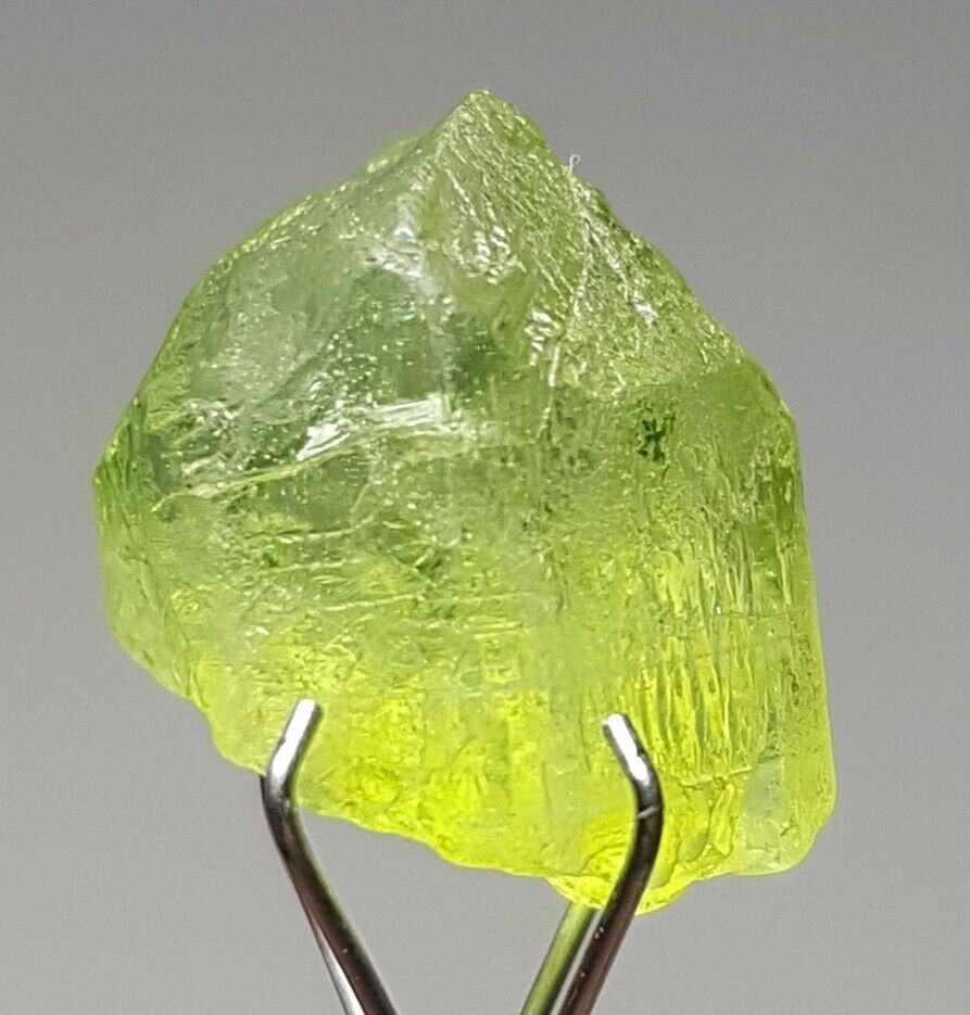 9.40ct Beautiful Natural Green Color Peridot crystal From Pakistan 
