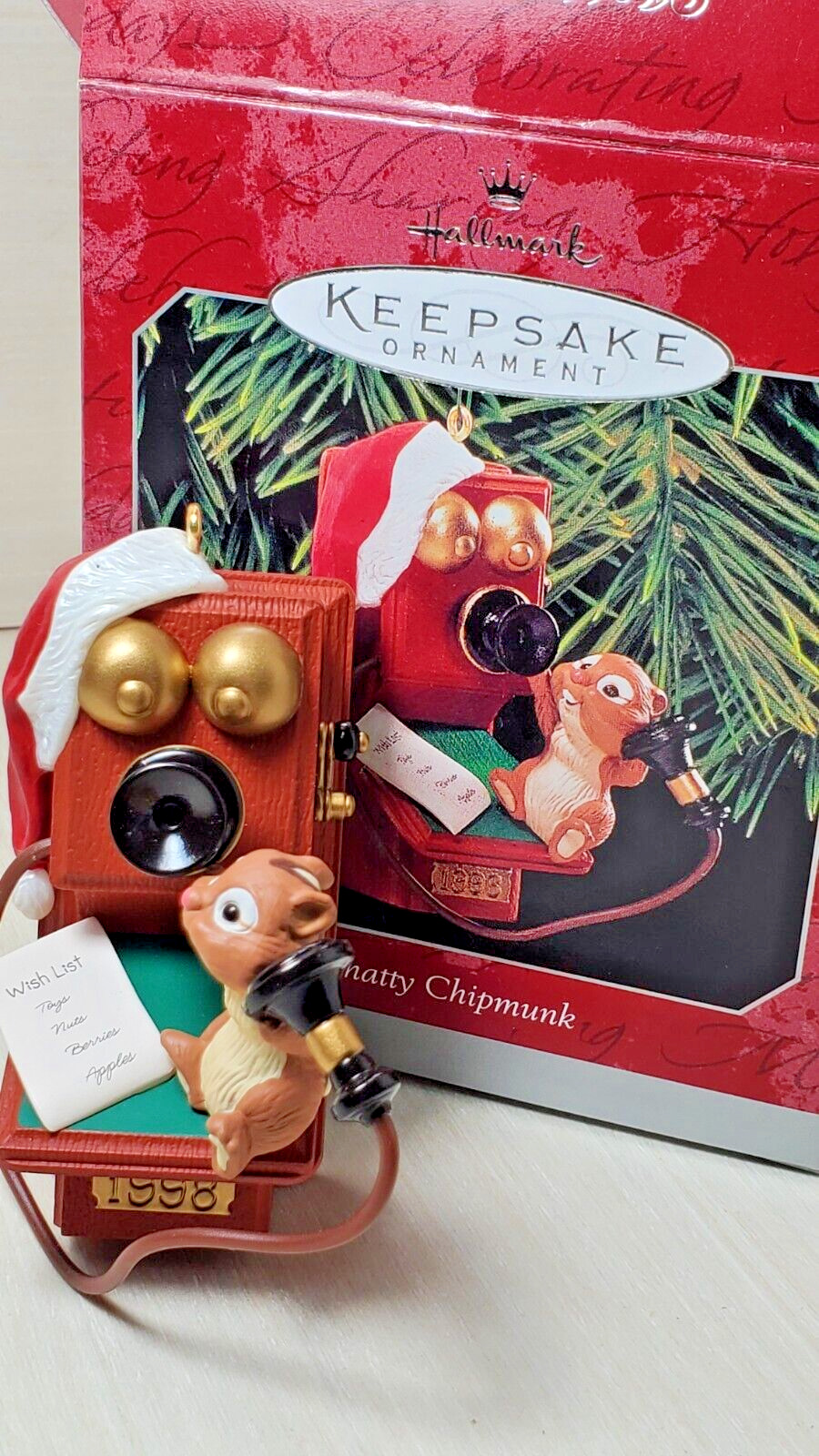 Hallmark - Keepsake Ornament - 1998 - Chatty Chipmunk