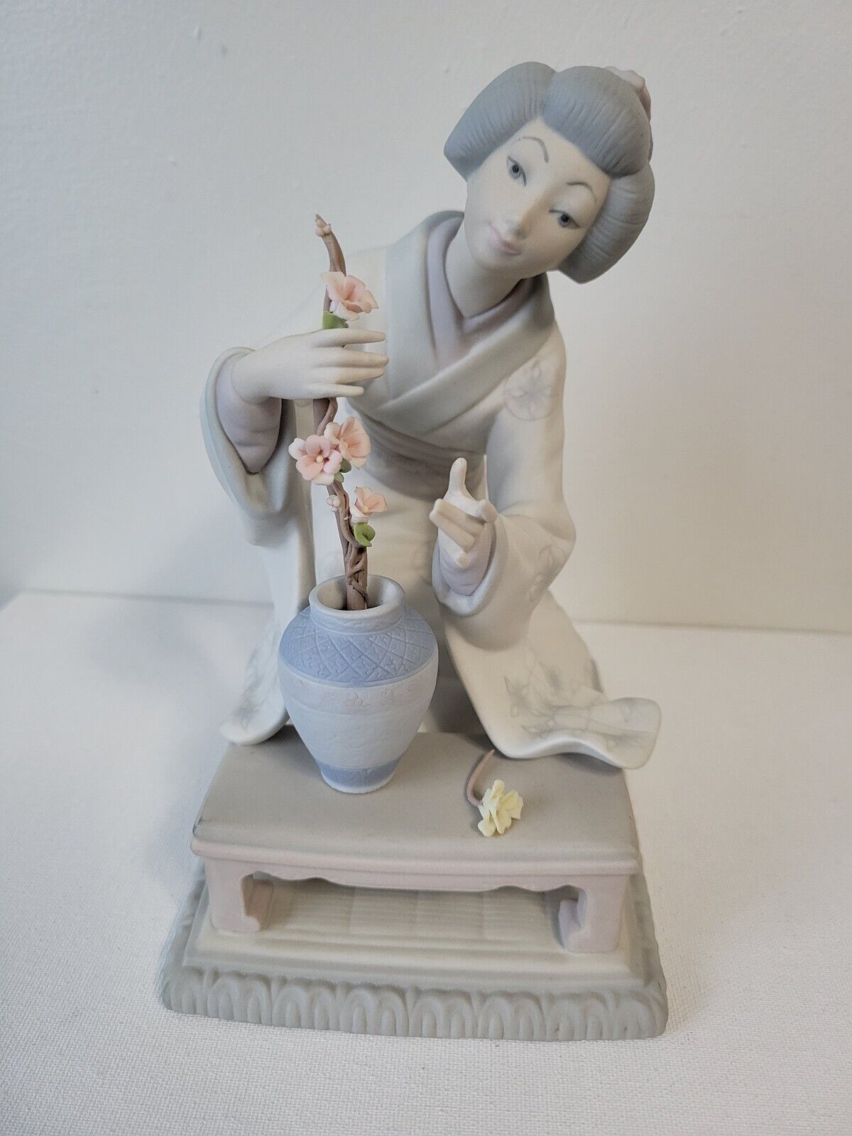 Lladro Japanese Flower Arranger Figurine Number 4840 Matte Finish Mint 7.5\
