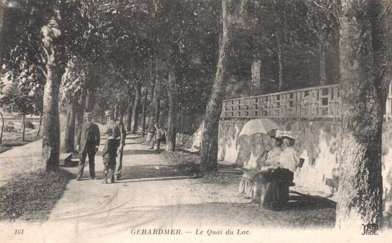 Vtg Postcard Le Quai du Lac People Period Dress Gerardmer, France Unposted DB