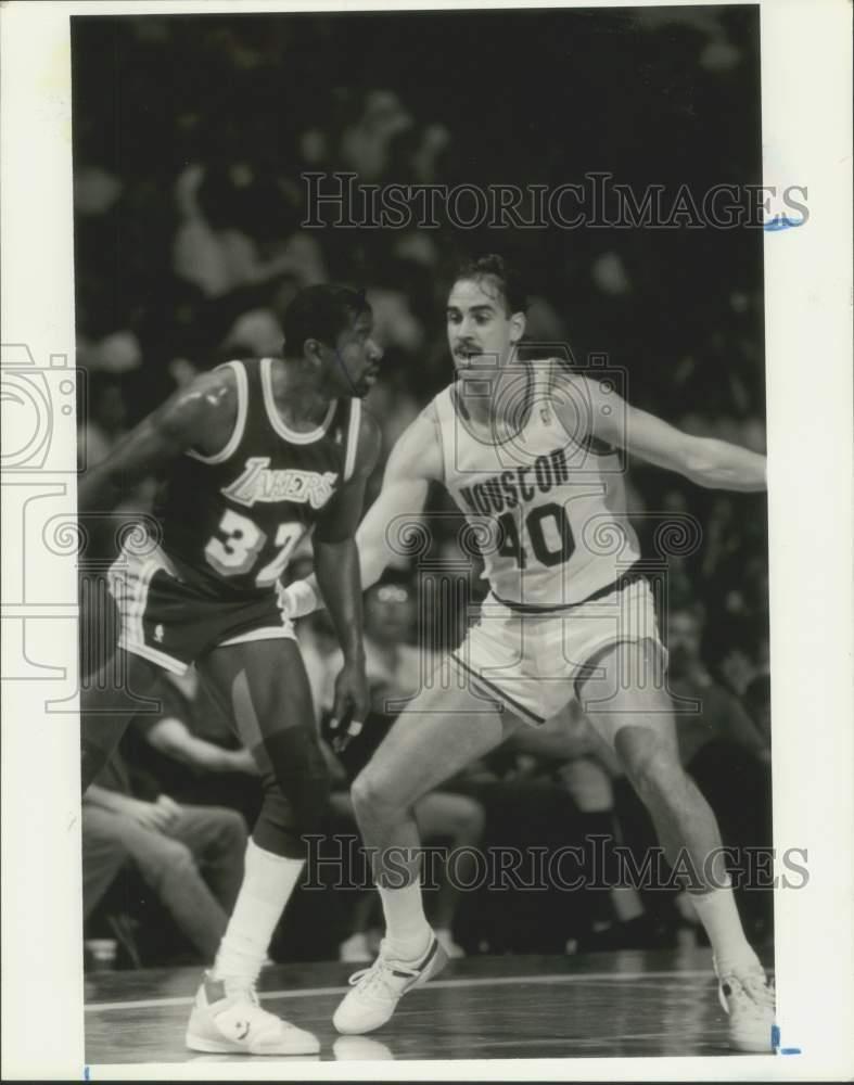 1986 Press Photo Houston\'s Richard Anderson blocks opponent in basketball game
